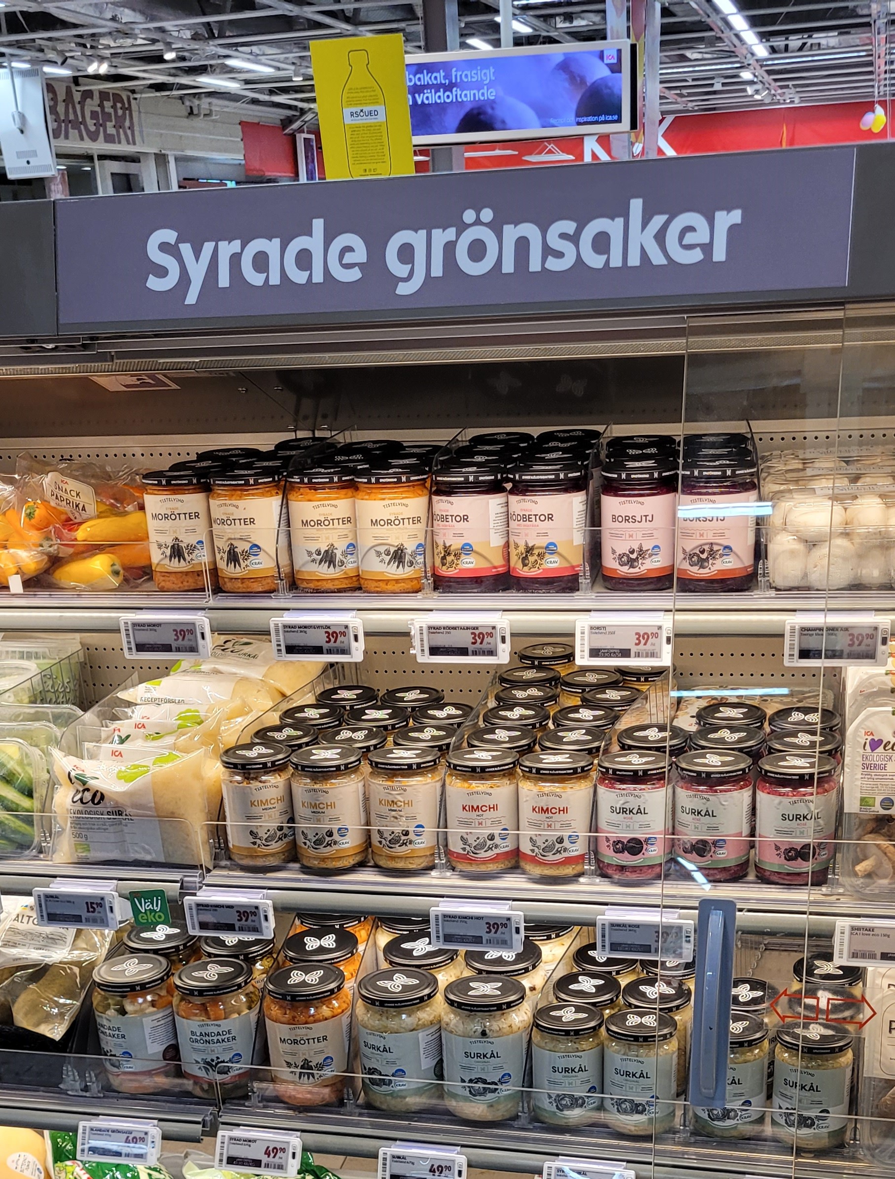 Surkål, Kimchi och massor av andra fermenterade grönsaker, Tydlig skyltning i hyllan hos ICA Maxi i Nyköping